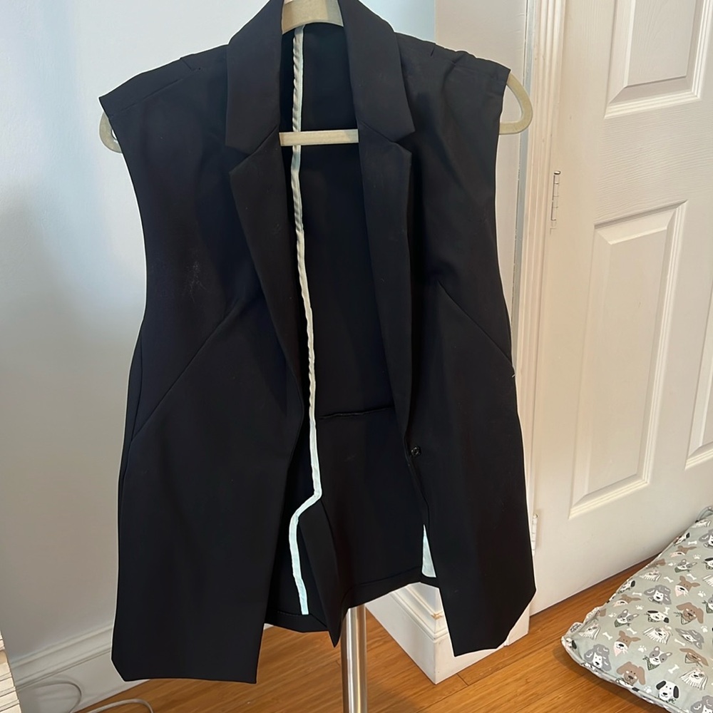 Sleeveless long blazer